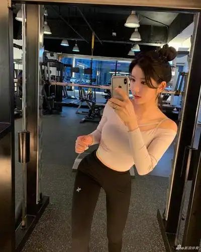 健身美女坚持锻炼达成a4腰 这身材什么水平