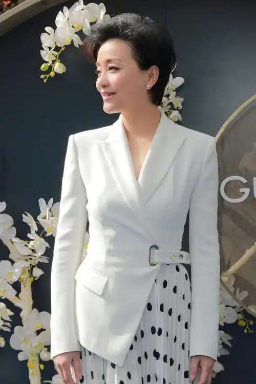 杨澜的身段真有书卷气条纹西装搭丝巾10万爱马仕铂金包显气质