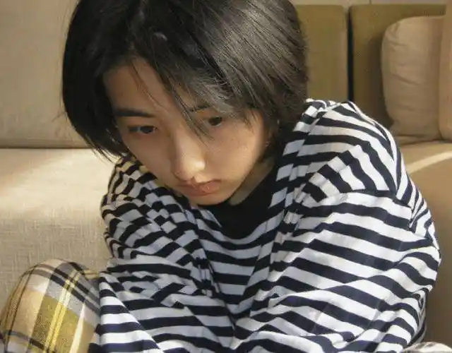 张子枫答应粉丝晒自拍,一口气发4张素颜照,额头上还有痘印?