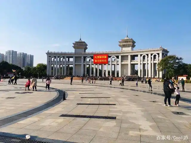 赣州市的黄金广场,位于章江新区的最北端,隔章水与老城区相望