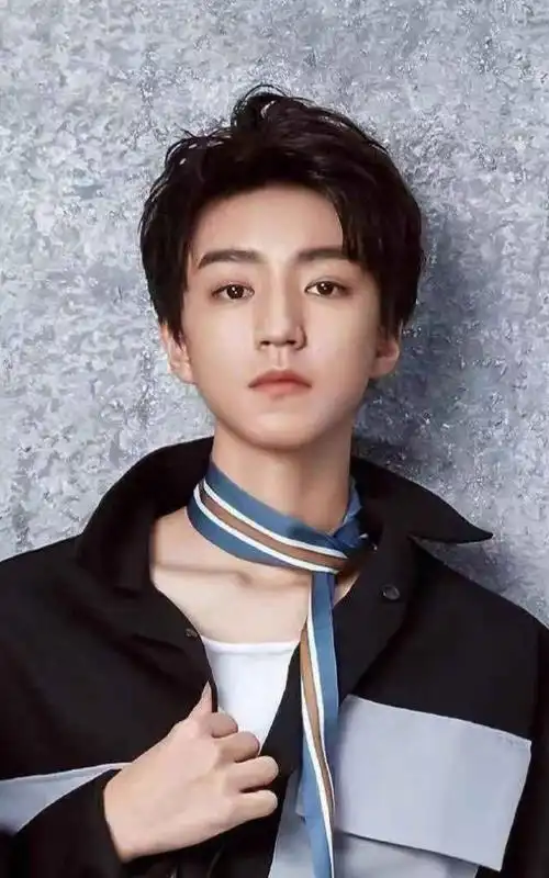 偶像练习生蔡徐坤锁骨性感上演男人撩人盘点明星最美锁骨