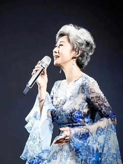看到叶倩文满头白发登台献唱,我悟了:女人直面衰老比扮嫩更高级