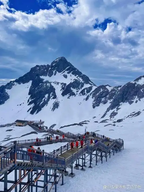 冬天的玉龙雪山,是一幅洁白无瑕的画卷,令人心驰神往.