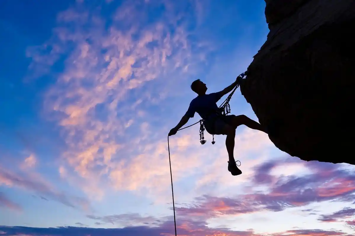 登山攀登悬崖峭壁探索拼搏励志励志努力坚持不懈克服困难旅行者在山顶