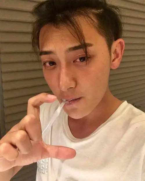 黄子韬晒浴室自拍 素颜头顶朝天辫