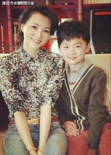 47岁董卿近照曝光与友人聚会至深夜举手投足间尽显知性温婉