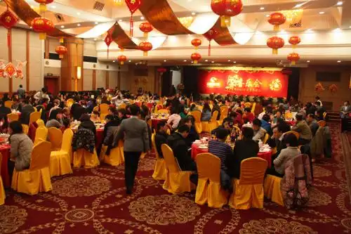 高朋满座,喜气满堂