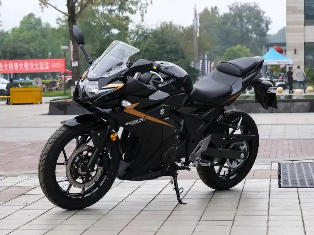 铃木gsx250r,保值神车 仿赛类跑车更满足年轻人的激情与玩乐,其关注度