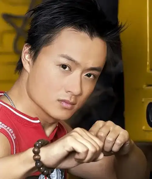 飓风中路过的男演员,以为他是群众,其实他是前顶流明星_吴健_侠客行