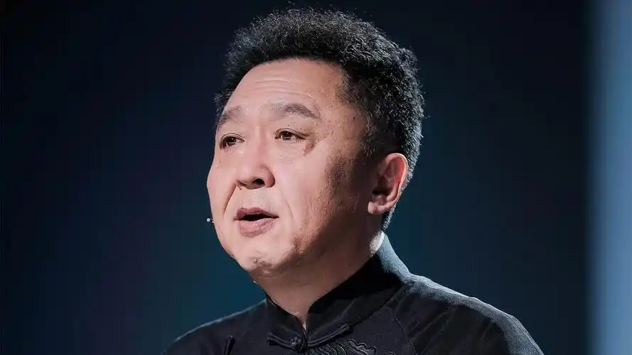 郭德纲作诗晒照为于谦庆生,照片背景意外成亮点,这"糖"好甜啊