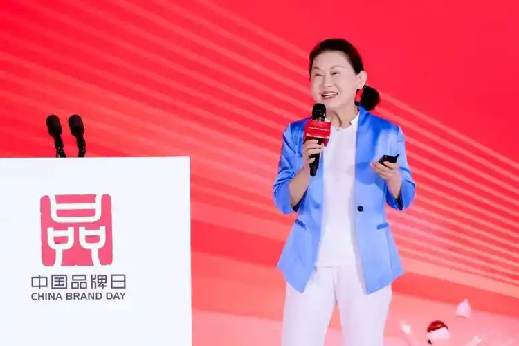 对此,华熙生物董事长兼总经理赵燕以三个"shi"来解读中国品牌正当其时