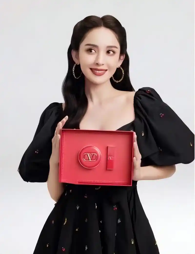 古力娜扎才是"大号水蜜桃",深v水果裙露一半,胸部撑得有点满