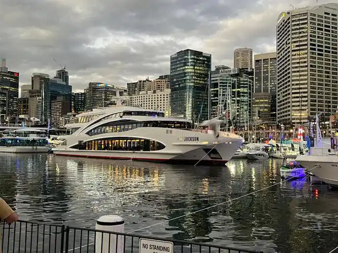 在全新的超级游艇the jackson号上品酒,午餐.
