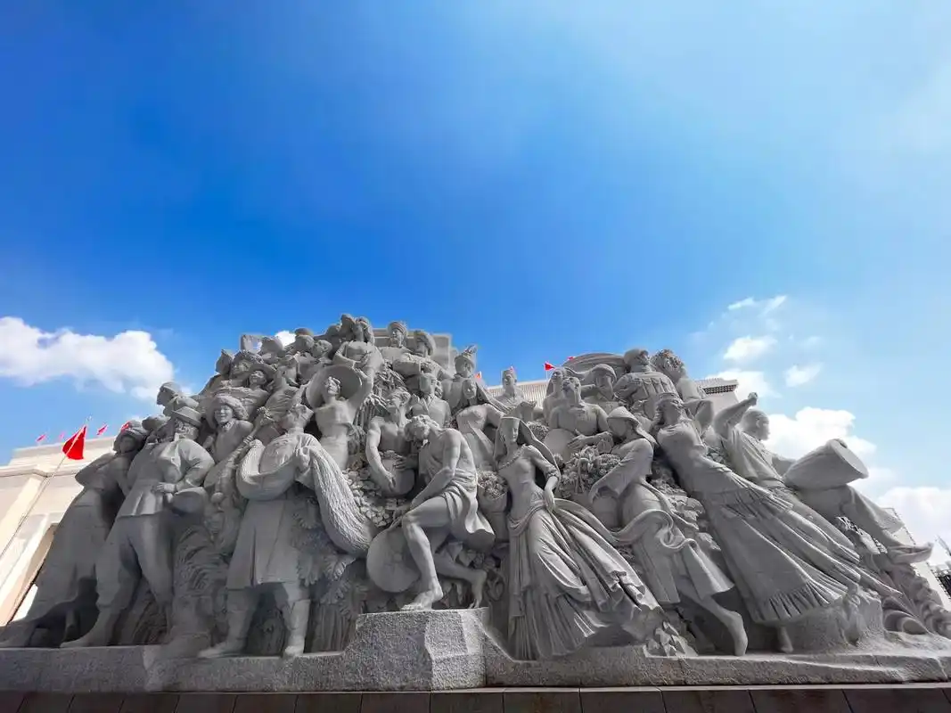56个民族群雕像 中国历史研究院,党史博物馆的国旗映在油画万 - 抖音