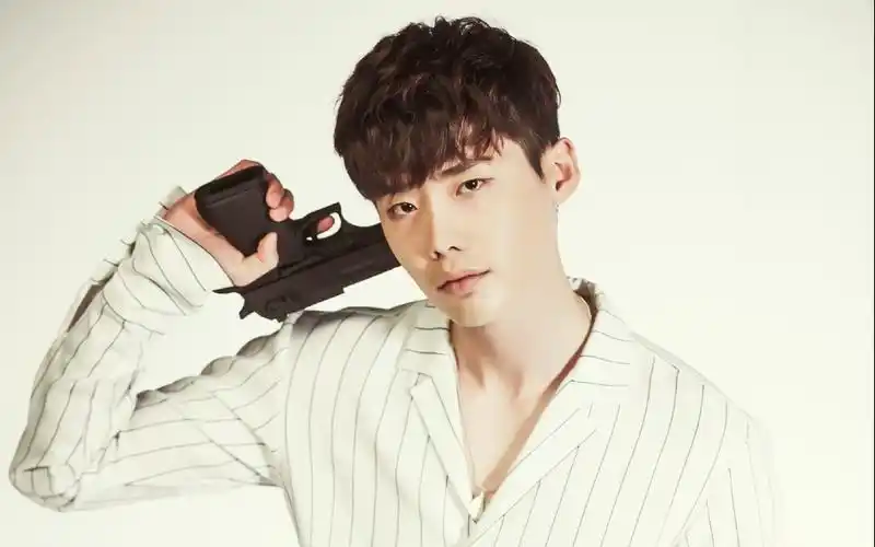 李钟硕《w两个世界》剧照图片桌面壁纸