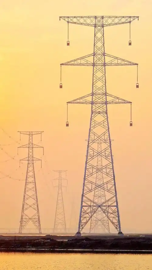 夕阳中的高压线塔