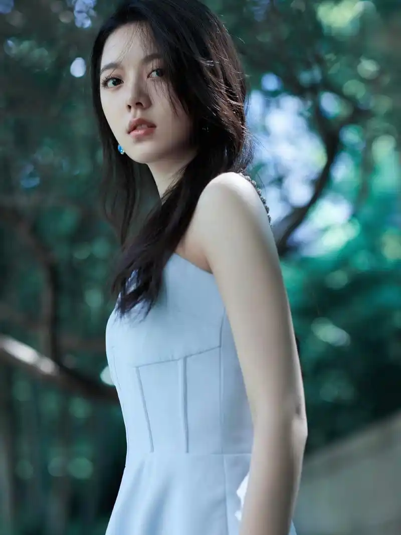 赵今麦拍小清新写真,五官立体眼神灵动,这就是浓颜系的长相吧?