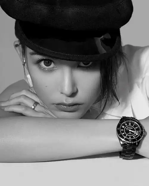 昆凌戴贝雷帽手握沙漏眼神魅惑演绎轻熟风