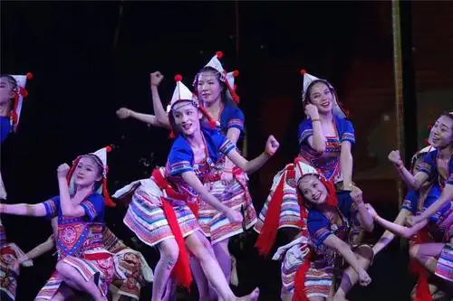 基诺族大型舞蹈诗跟着阿舅走震撼上演