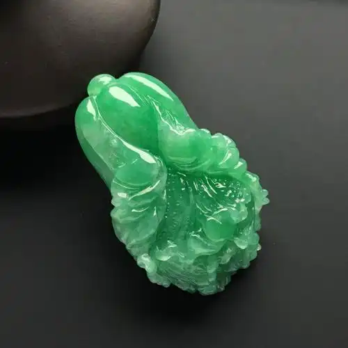 翡翠摆件精雕 也有十几万几十万元的翡翠白菜