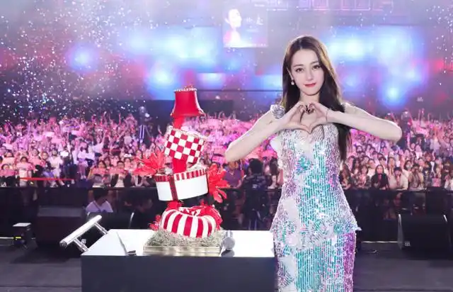 女明星生日会:关晓彤豪华,杨幂浪漫,看到迪丽热巴:好想去现场