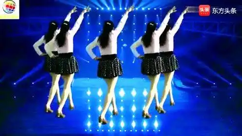 美女广场舞《何东的士高》劲爆歌曲,带劲的舞步真好看