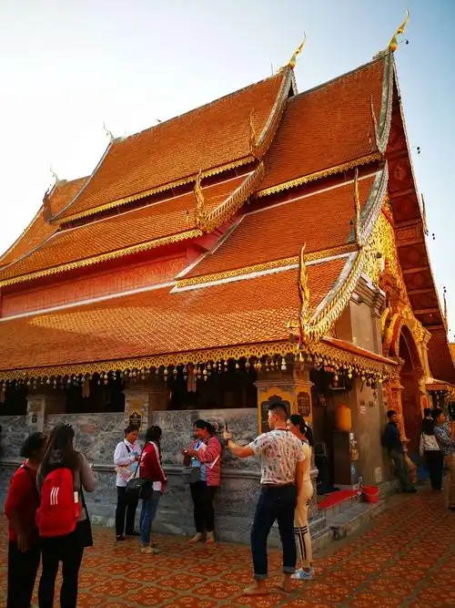 对于我们这些不懂念经拜佛的人,只有在寺庙的外面欣赏欣赏建筑的气势