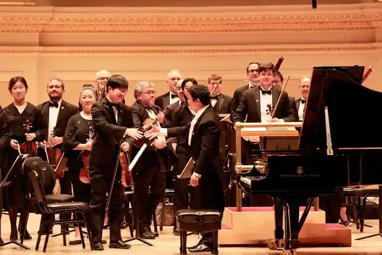 中国著名小提琴演奏家张润崯受邀参与纽约时代广场展播