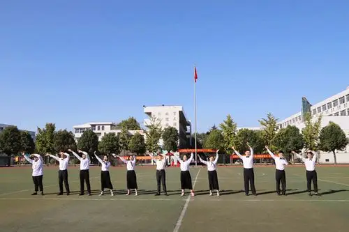 挥洒激情汗水拼搏无悔青春市三中举行第33届体育艺术节暨秋季田径运动