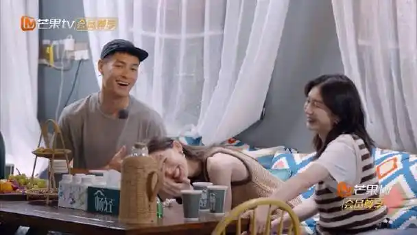 的反应别太搞笑,杨祐宁说他在家里的作息是四五点就起床了,江疏影问:"