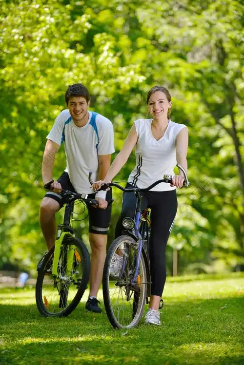 幸福的夫妇骑着自行车在户外,健康的生活方式乐趣爱浪漫的概念1年前
