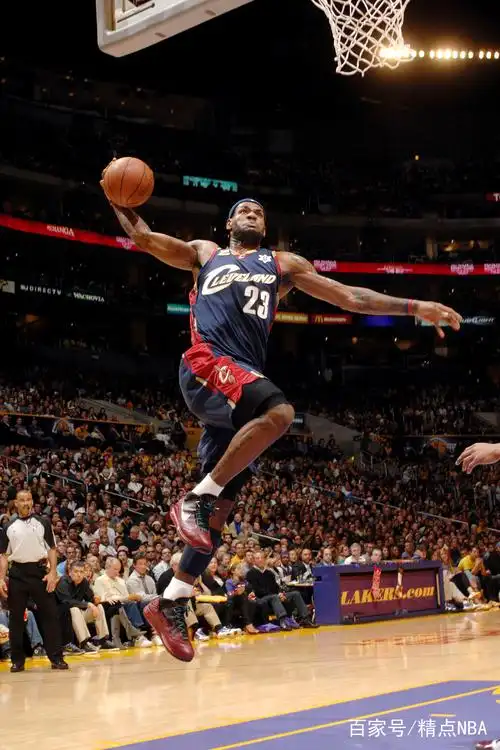 詹姆斯标志性战斧劈扣,点亮现场!