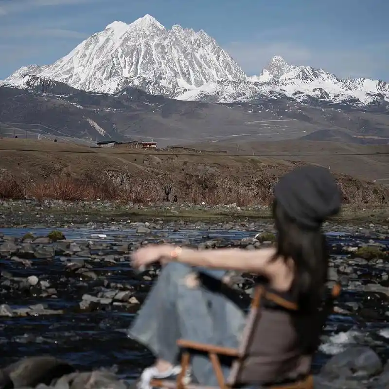 99女生真人背影头像:山川湖海 天地与爱 ⒈风吹又日晒,自由又自在.
