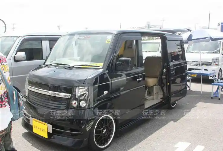 这辆浪迪改装了一套大尺寸多片式轮毂,加上拉开的侧门,看起来有没