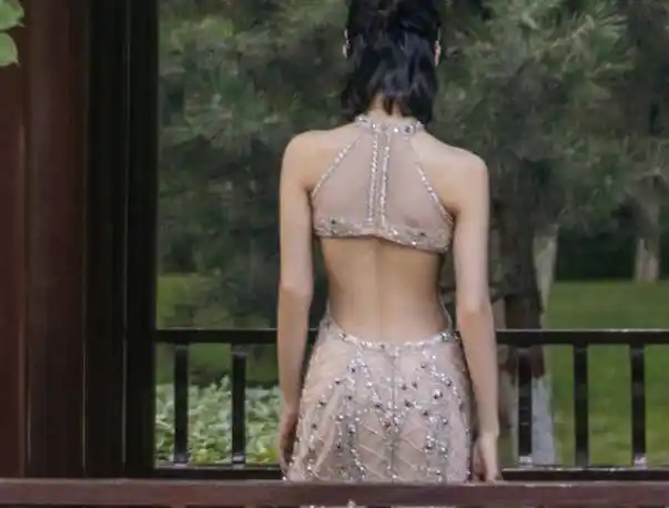 周冬雨时尚露背礼服气场大女人味足!侧身露腰被侃:身体未成年?