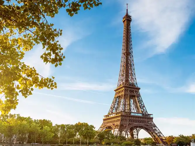 7,巴黎历史悠久,著名的埃菲尔铁塔便坐落于此,该塔曾是为纪念法国资产