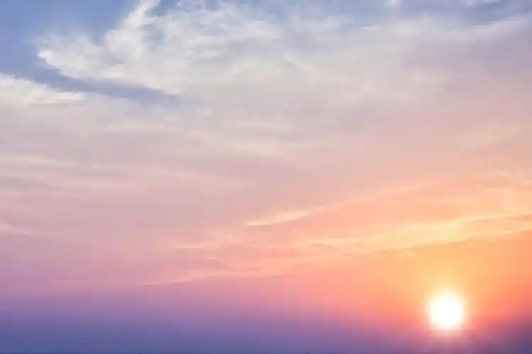 美丽的日落天空与明亮的太阳和云彩图片