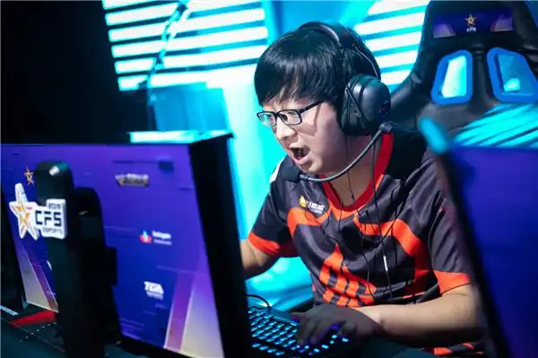 而在社交平台上,有位玩家给蛇哥出了这样的一套阵容:"first,yf,7x,yzk