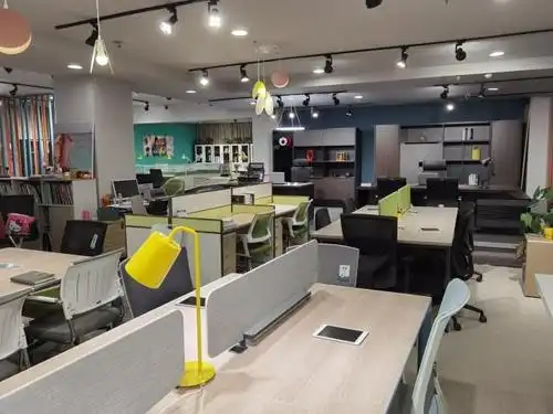 郑州一家具店藏门头做生意老板消费者不懂品牌