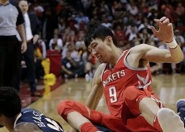 姚明的腹肌,易建联的腹肌,周琦的腹肌,真是没有对比就没有尴尬