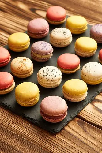 桌子上法国美味的甜点马卡龙