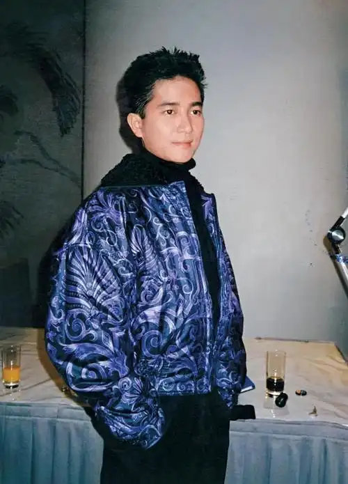 陈百强是香港流行乐坛的传奇人物,他的音乐作品至今仍然被人们所喜爱.