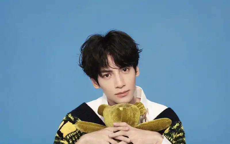 俊朗男神罗云熙帅气阳光休闲迷人写真,大陆明星-回车桌面