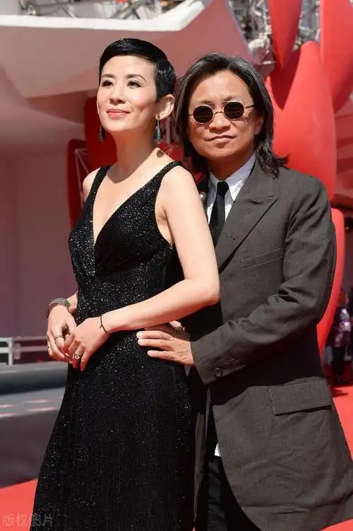 吴君如真的挺耐看,坎袖长裙配超短发不失女人味,陈可辛真有福