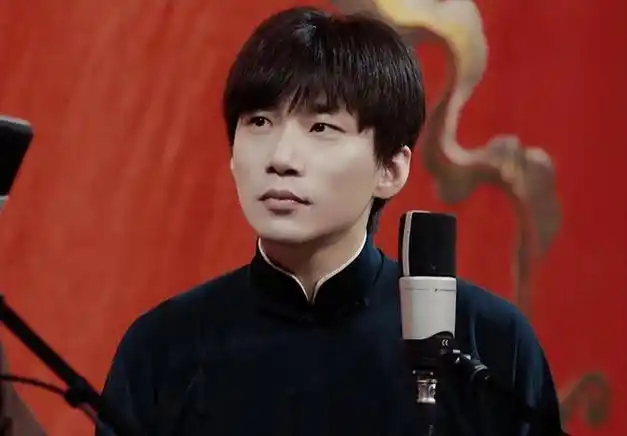 据悉,何九华是德云社的相声演员,本名何健,是1987年出生于北京,中国