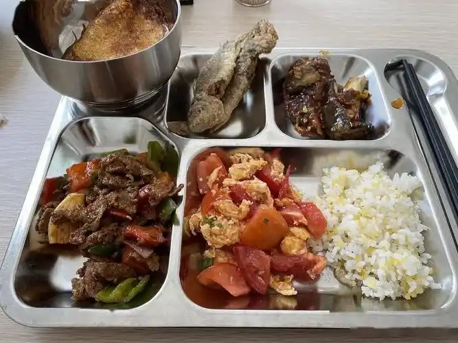 工厂忙不停,鸿星尔克员工晒三餐走红,看完后我把老板辞退了_食堂