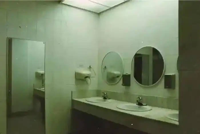 5,上世纪90年代公共厕所