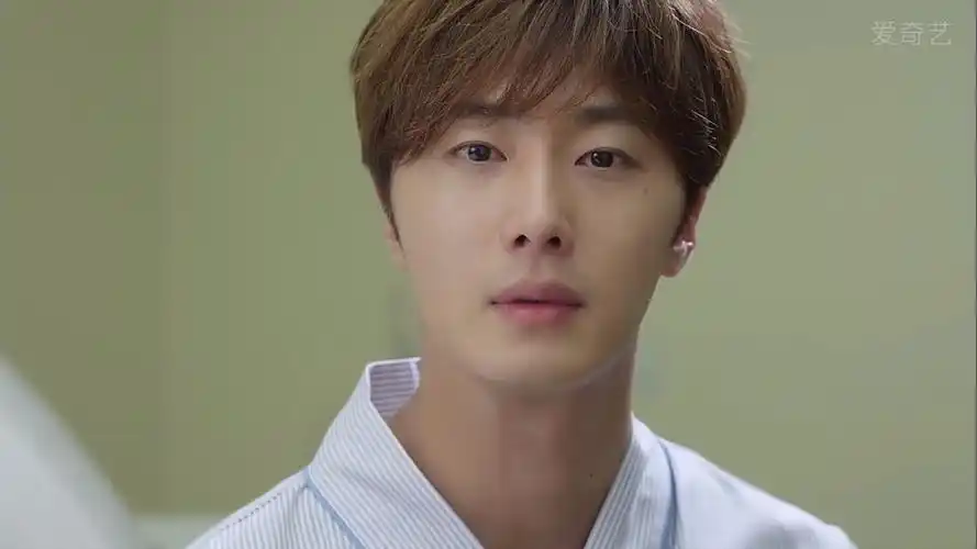 《灰姑娘与四骑士》剧照,丁一宇