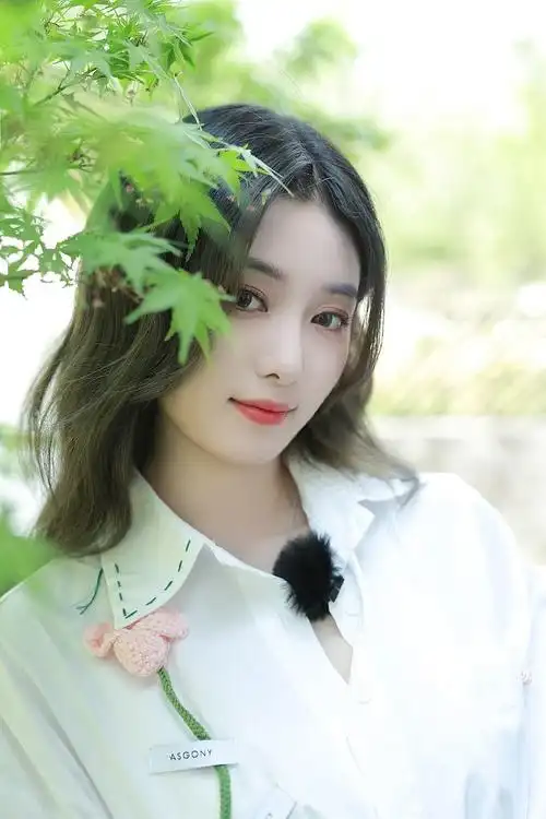 徐艺洋穿泡泡袖衬衫走知性风皮肤雪白侧颜超迷人