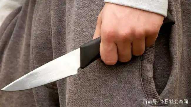 荒唐母亲劝儿学"三太子割肉还亲",10岁男童勇敢拿刀自残!